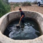 محیط‌بان در زیستگاه یوزپلنگ ایرانی در حال تمیز کردن آبشخور